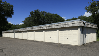 10 Pointe Apartments Garage